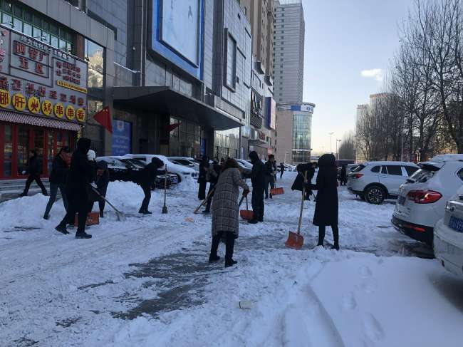 “清雪便民行”志愿服務(wù)1.jpg